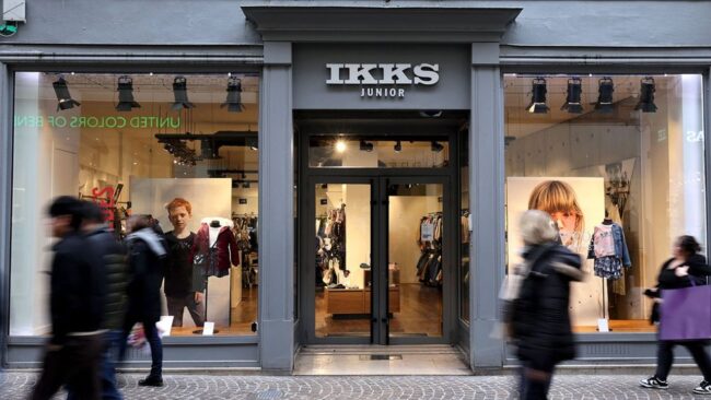 Facade du magasin de la marque francaise de pret a porter IKKS.